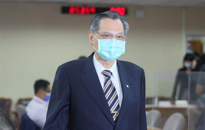 国安局长陈明通（如图）4日在立院表示，我们不可能在武力胁迫下谈判，他以台语比喻，「鸡屎落土也有三寸烟」。（张铠乙摄）