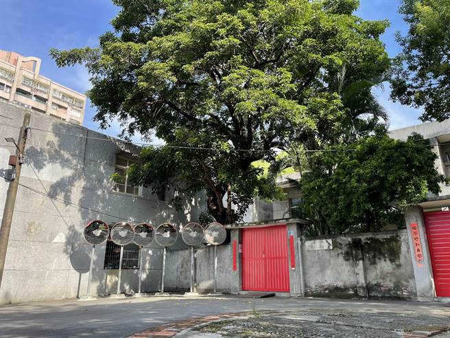 新北市三重空軍一村原本採全村OT（營運移轉）模式委外營運，但連續2次上網招標都流標作結。文化局近期將計畫重新修正，擬將園內555坪空間改為自營，而園內2446坪則採OT委外，預計月底再拚第3次招標。（蔡雯如攝）