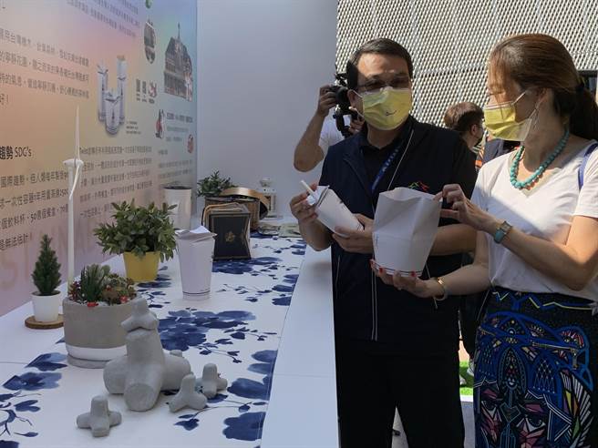 台中市政府秘书长黄崇典(左)参观2021创意台中活动的展间。(林欣仪摄)