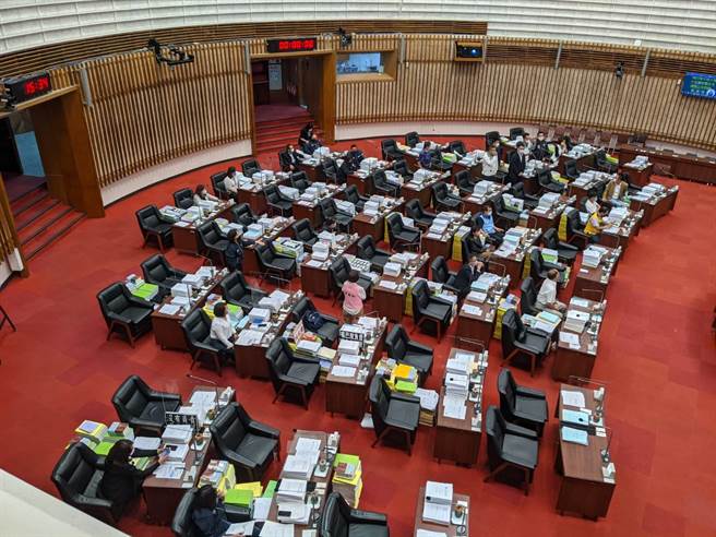 高雄巿议会5日城中城专案报告，蓝绿又摃上。（曹明正摄）