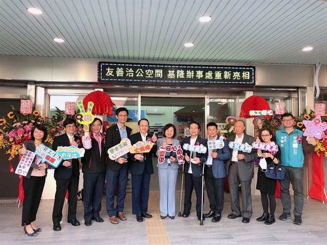 劳动部长许铭春与劳保局局长邓明斌特于5日上午，于该办事处共同主持「基隆办事处重新亮相」揭幕。图／劳保局提供
