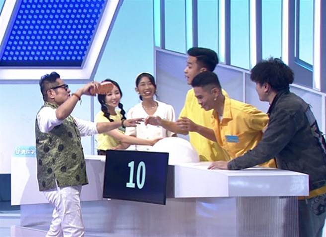 许效舜火大拿拖鞋打徒弟。（公视台语台提供）