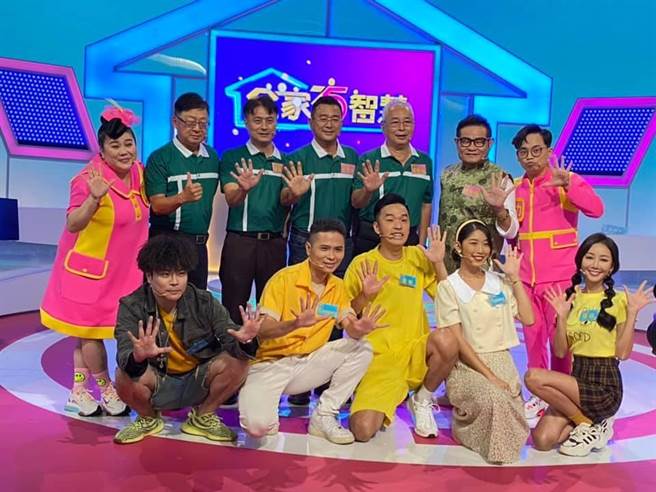 许效舜带着徒弟香蕉等人挑战《全家有智慧》。（公视台语台提供）