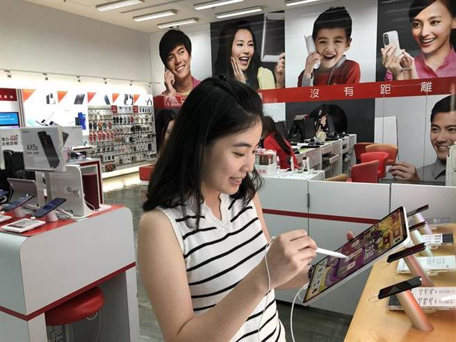 遠傳全台門市及網路門市6日起開賣全新iPad和iPad mini 2021、WiFi版及WiFi +行動網路版，同時提供購物金、Apple Pencil、信用卡優惠、影音暢看、遊戲點數五大優惠。（圖／遠傳電信提供）
