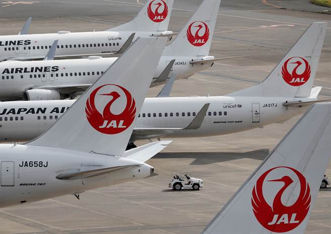 日本8日起放宽入境政策，已完成疫苗接种的短期商务旅客，隔离期可有条件缩短为3天。图为羽田机场。（图／路透社）