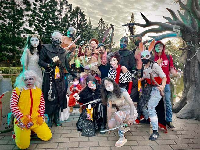 六福村主題遊樂園萬聖墓碑鎮倒數一周，民眾可在園區使用客庄券。（六福村提供）
