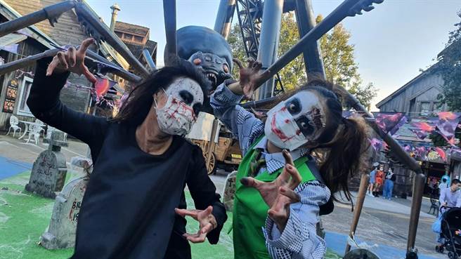六福村主題遊樂園萬聖墓碑鎮倒數一周，民眾可在園區使用客庄券。（六福村提供）