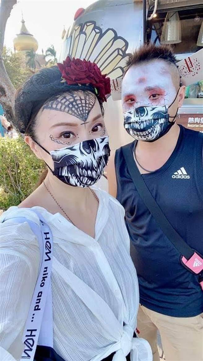 六福村推出期間限定的「萬聖特效化妝」活動，使遊客可以融入墓碑鎮情境中。（六福村提供）