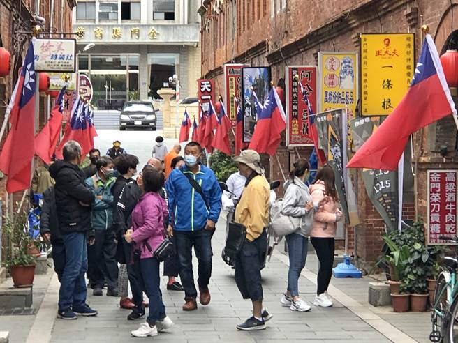 金門逐漸湧現遊客人潮，圖為著名的景點模範街。（李金生攝）