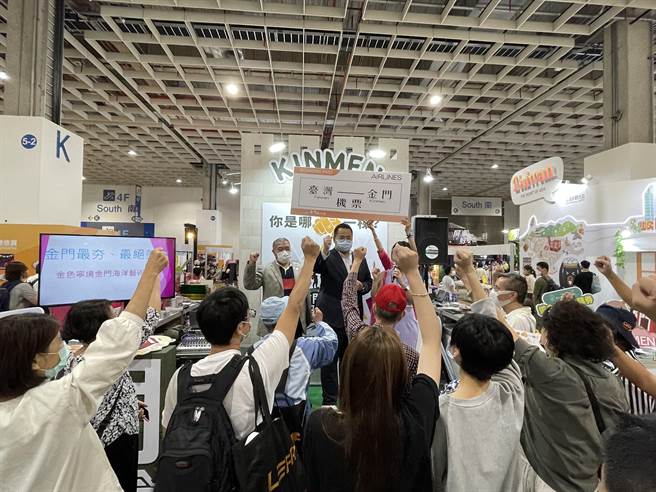 金門館推出「消費滿500元參加抽機票大獎」，吸引蜂擁人潮。（金門縣觀光處提供）