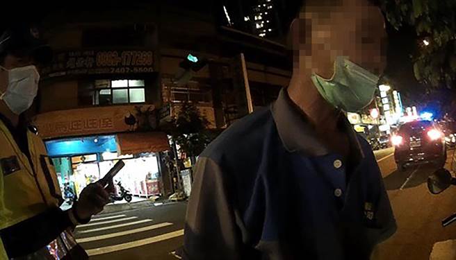 患有低血糖症的曾男，骑机车外出突然头晕，连人带车倒卧路旁，雾峰分局大里分驻所员警，给糖吃恢復其血糖值后，再护送其回家。（雾峰分局提供／黄国峰台中传真）