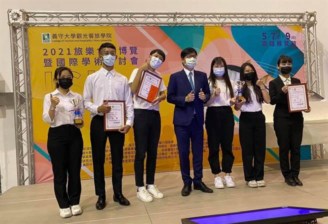 义守大学餐旅系马来西亚籍何美诗（左一）、林俊源（左二），打败全国43支队伍，勇夺观餐杯「台湾在地创在地创意伴手礼」竞赛冠军。（义守大学提供／林雅惠高雄传真）