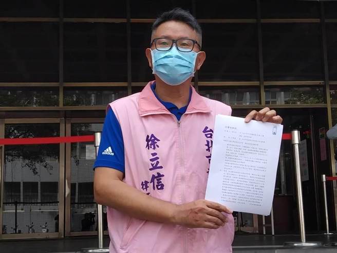 台北市议员徐立信今年6月15日上午到台北地检署控告卫福部次长石崇良散布假讯息。(本报资料照片)