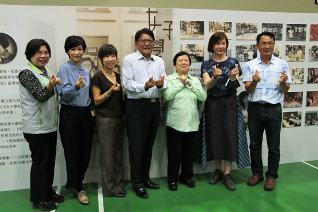 1981年于屏东取景拍摄的《女子学校》，5日在高龄75岁导演李美弥（右三）、片中演员周丹薇（右二）与屏东县长潘孟安（右四）的见证下，重返主场景屏东女中播映。（谢佳潾摄）