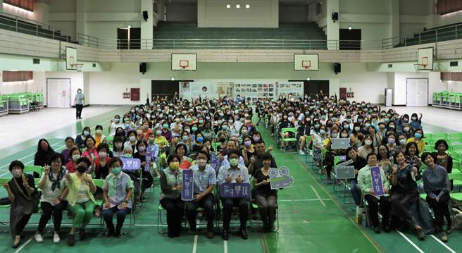 1981年于屏东取景拍摄的《女子学校》，5日在高龄75岁导演李美弥、片中演员周丹薇与屏东县长潘孟安的见证下，重返主场景屏东女中播映。（谢佳潾摄）