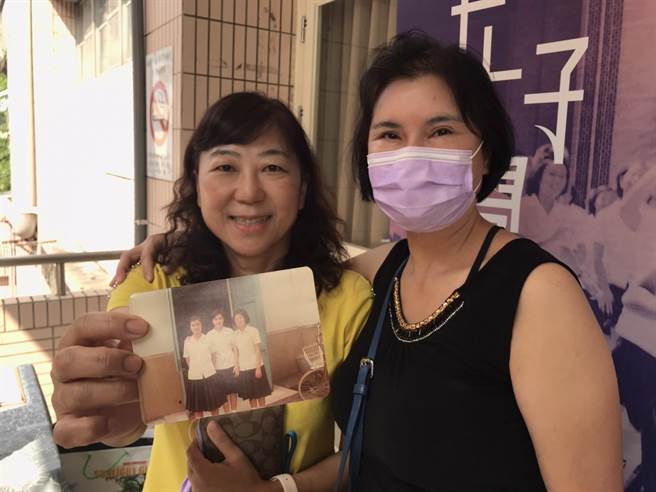 为《女子学校》远从桃园回母校的徐珍（左）兴奋道，拍片时她是高三生，虽联考将至但都在追星，甚至还提供书包当道具；另名校友苏翠仁（右）则拿出与演员的合照忆当年。（谢佳潾摄）