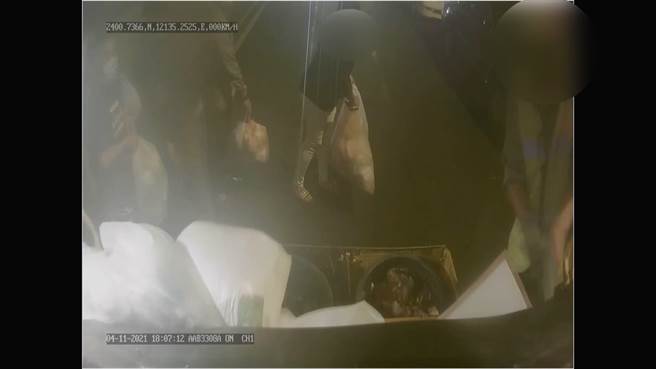 民眾持大量木板垃圾物丢入垃圾车斗，清洁队员整理这些物品时，当场夹断手指。（民眾提供／王志伟花莲传真）