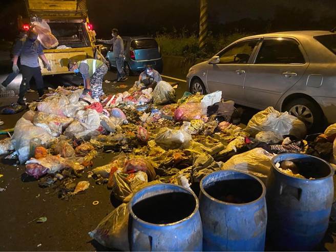 花莲市区清洁队员，在执勤时被清洁车压断右手小指，在垃圾堆中找寻断指，所幸送医缝制接回。（民眾提供／王志伟花莲传真）