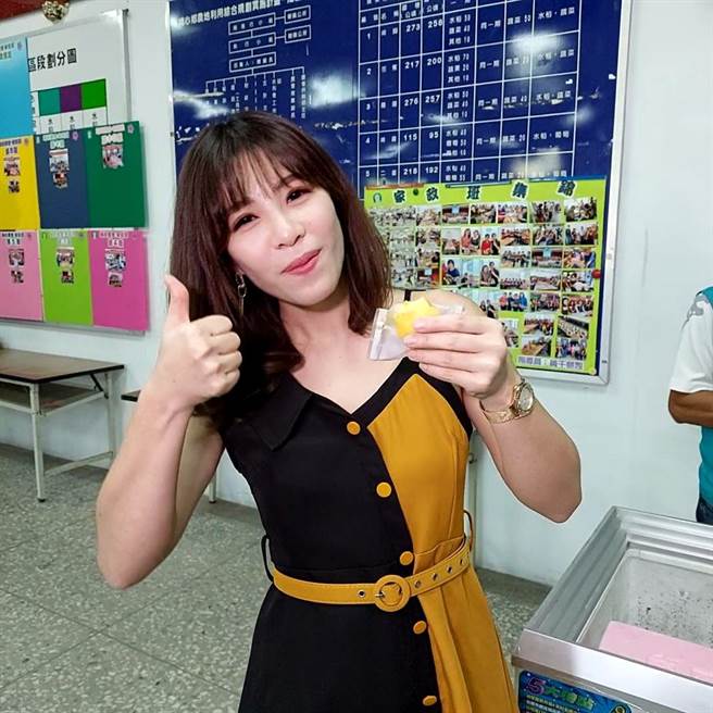 埔心乡农会在推出芒果鲜果急冻冰品，为个头较小的芒果打造专属的星星造型一口冰，发表会上请来长腿美女模特儿、主持人行销，抢先尝鲜后讚不绝口。（谢琼云摄）