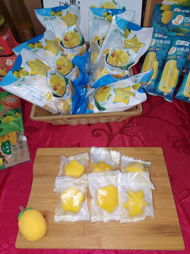 彰化埔心乡农会2年前推出将整颗金蜜芒果剖半后的急冻鲜果冰棒，造成热卖，今年再推出小巧可爱的星星造型急冻一口冰，卖相讨喜。（谢琼云摄）