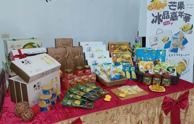 埔心乡是金蜜芒果的故乡，近年农会大力收购农民的次级鲜果，除推出顶级鲜果礼盒，也将优级与水伤的次级芒果加工，光是冰品三年来就创下近千万元业绩。（谢琼云摄）