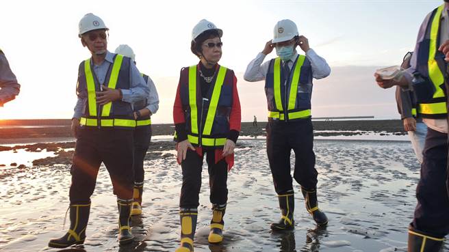 呂秀蓮直呼「不要被政黨綁架，政黨也不要綁架黨員」，看待事件應該超越黨派，憑科學數據做決定。（陳夢茹攝）