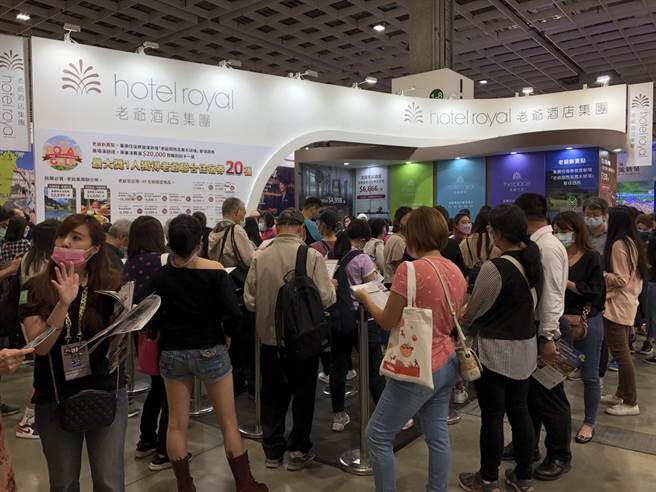 ITF实体展今天开展，老爷酒店集团摊位涌现排队人潮。（黄采薇摄）
