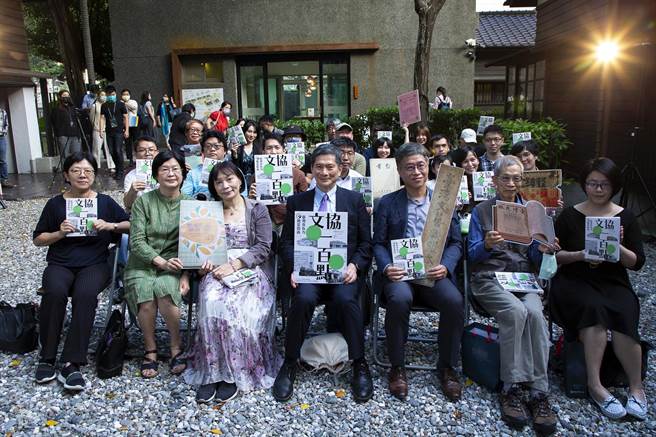 與會貴賓一同歡慶《文協一百點：臺灣真有力地景指南》新書發表上市。（文化部提供）