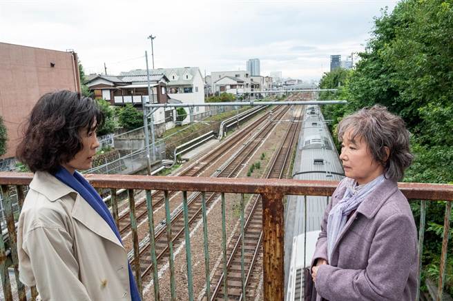 宮本信子（右）與寺島忍在《電影之神》中扮母女。（采昌提供）