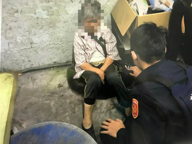桃園市八德區日前有名老婦獨自外出做資源回收，但因高齡失智而走失迷途。（桃園市八德警分局提供／陳夢茹桃園傳真）