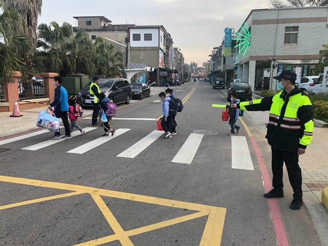 金門警方實施重要路口安全大執法，在各重要路口上、下班時段編排警力指揮往來車輛。（警方提供）