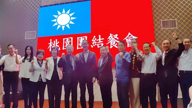 国民党主席朱立伦5日到桃园市中坜区出席行程，他说，桃园是重中之重，一定要把桃园赢回来。（赖佑维摄）