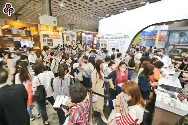 2021 ITF台北國際旅展5日盛大登場，現場有許多民眾大排長龍，希望能搶到老爺飯店等星級飯店的優惠餐券。（杜宜諳攝）