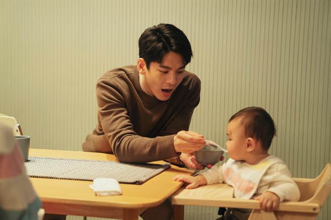 林柏宏在影集《2049》裡飾演父親，餵小孩吃飯。（瀚草影視提供）