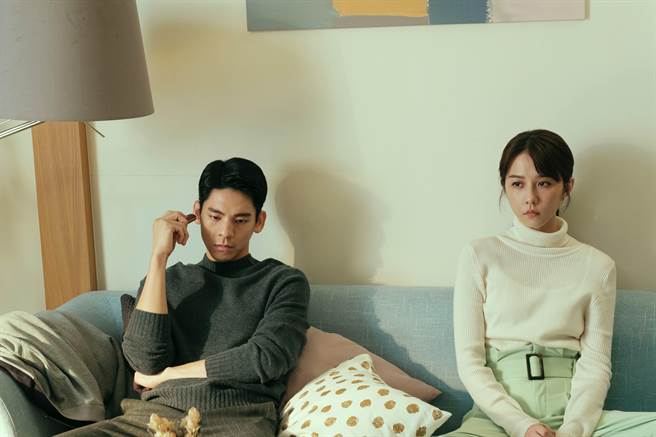 林柏宏（左）與邵雨薇在影集《2049》因孩子教養問題婚姻失和。（瀚草影視提供）