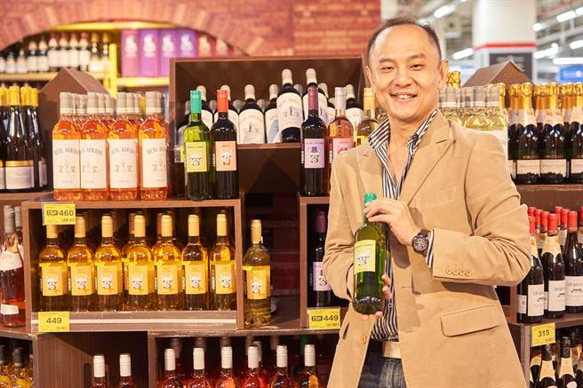 法鬥素食酒擁有討喜外型，品酒達人Vincent推薦是個值得嘗鮮的酒款。（家樂福提供）