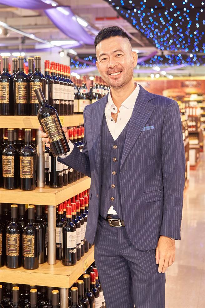 知名紅酒專欄作家安東（Anton）於家樂福酒展表示，有很多精彩酒款都害他一度覺得標錯了價格（家樂福提供）