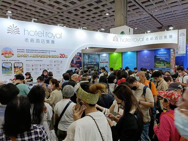 台北国际旅展今天开展，老爷酒店集团摊位涌现排队人潮。（老爷提供）