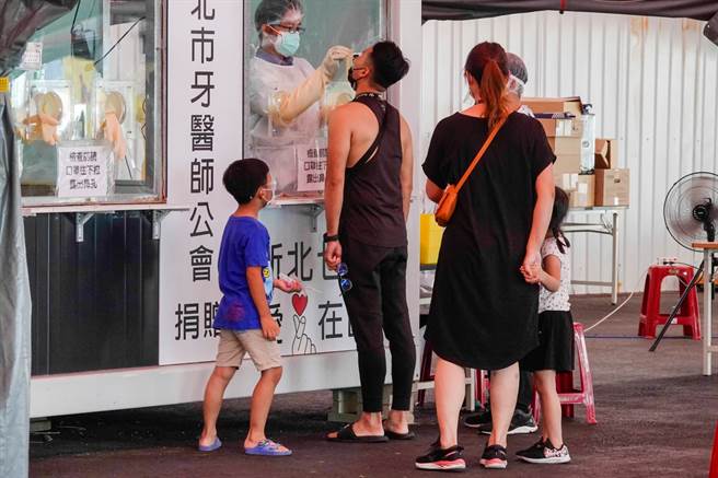 今(5日)新增1例本土個案，指揮中心今晚公布，該個案的二採結果為陰性;圖為民眾在新北江翠篩檢站進行採檢。(報系資料照/黃子明攝)