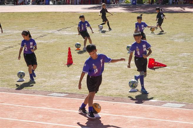 主辦學校象鼻國小足球隊員表演足球基本動作。（黃子明攝）