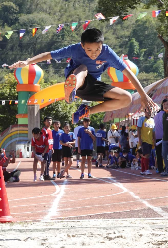 大安溪泰雅北勢群五所國小5日舉行聯合運動會，參加跳遠項目學童奮力躍起。（黃子明攝） 