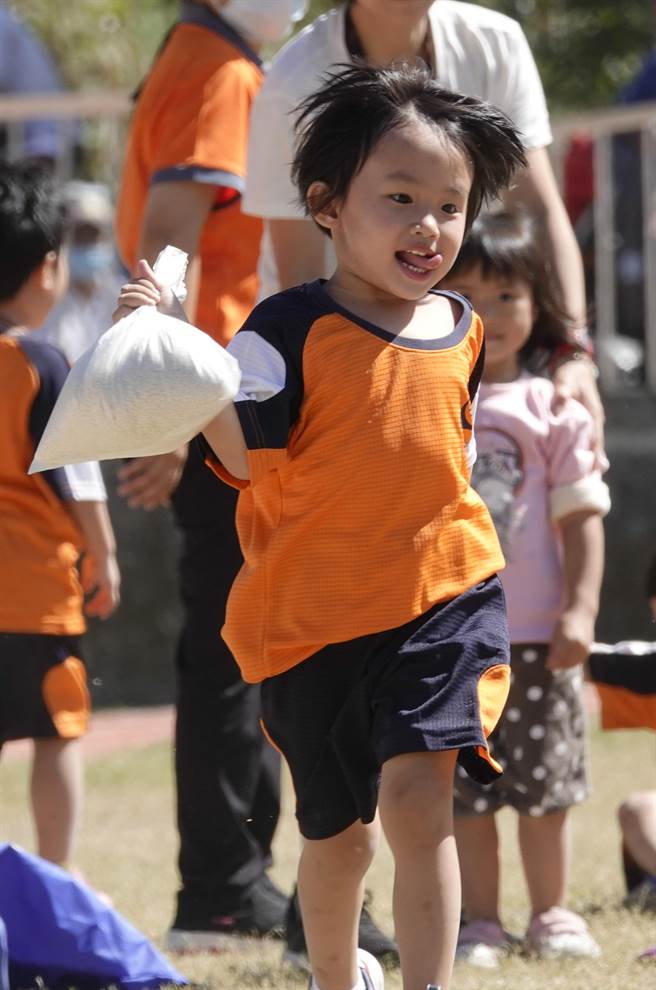 大安溪泰雅北勢群五所國小5日舉行聯合運動會，參加趣味競賽學童吐著舌頭快跑前進。（黃子明攝）