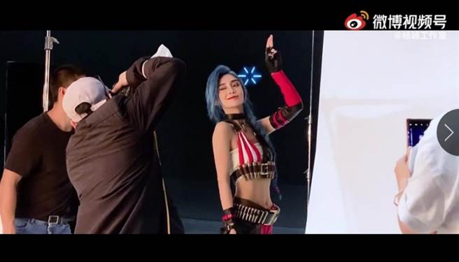 最近Angelababy替代言手遊拍廣告，驚喜Cosplay遊戲中火辣女角，夢幻藍髮色加上A4螞蟻腰美暈。(圖/ 摘自楊穎工作室微博)