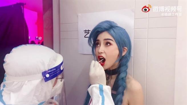 Angelababy連拍攝前接受檢測，嘴開開也不影響她的神顏。(圖/ 摘自楊穎工作室微博)