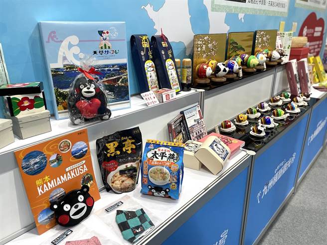 ITF旅展的日本館有20多個單位參展，熊本縣攤位展示許多特色伴手禮，也會定時舉辦有獎活動。（何書青攝）