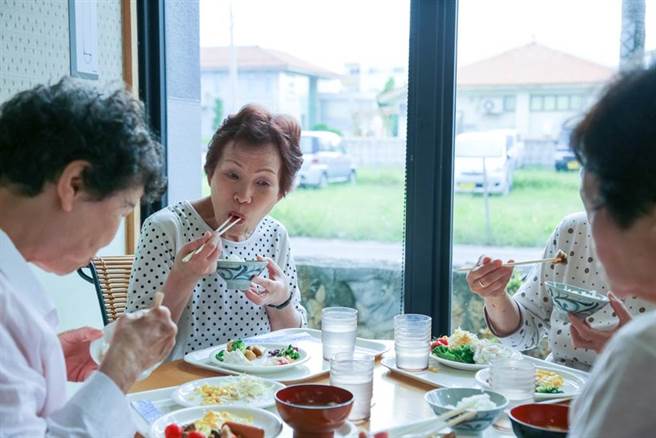 年纪大吃少一点更健康？医曝失能危机 男性比女性更严重。(示意图/Shutterstock)