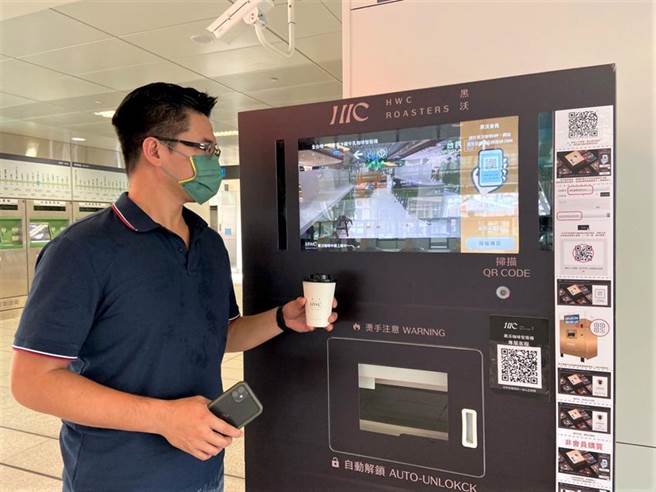 台中捷運公司與黑沃咖啡合作，5日推出文心崇德站等五站智能販賣機販賣咖啡服務。（圖／劉朱松）
