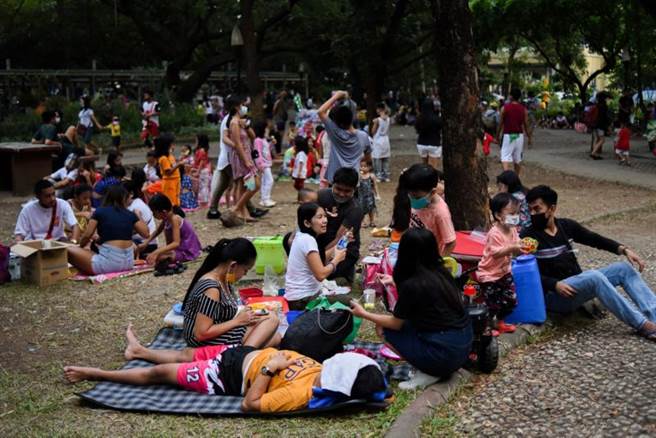 馬尼拉宣布，在疫情低風險地區，若大學師生接種疫苗且經地方政府同意，將可開放50%學生到校上課。（圖／路透社）