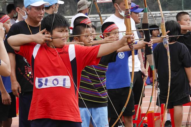 大安溪泰雅北勢群五所國小5日舉行聯合運動會，參加射箭賽的學童引弓全神貫注瞄準箭靶。（黃子明攝）