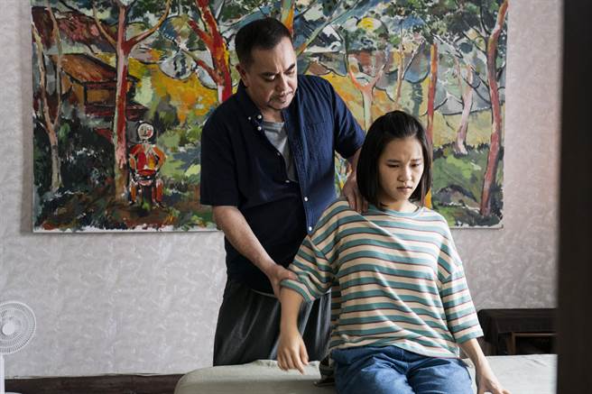 黃秋生與盧以恩對戲。（公視提供）